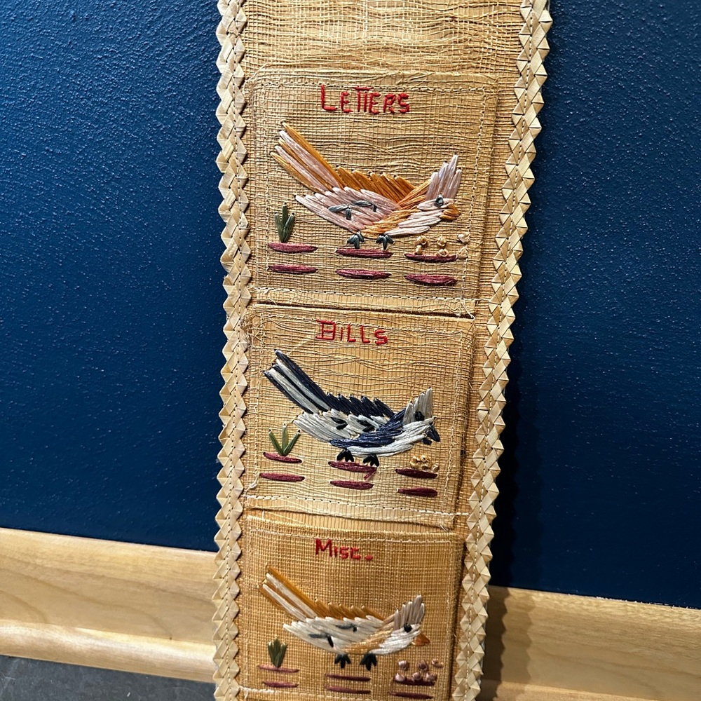 🎉2 for $22 🎉 VINTAGE Woven Handmade Wall Organizer with Bird Design - Picture 3 of 5